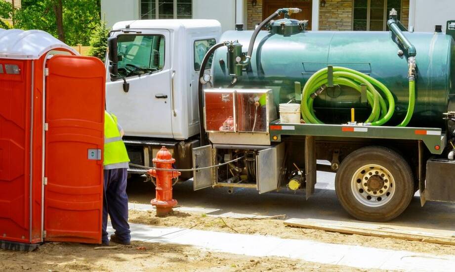 Wybór przenośnych toalet na różne etapy budowy