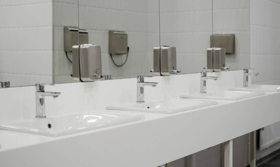 Jak właściwy dobór higienicznych akcesoriów wpływa na komfort użytkowników łazienek?