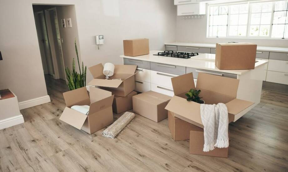 Jak dostosować czas przechowywania mebli do potrzeb firmy podczas przeprowadzki?