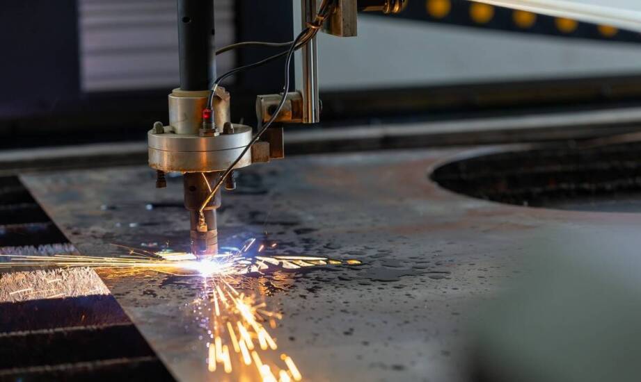 Cięcie laserem stali w procesie tworzenia dekoracyjnych szablonów