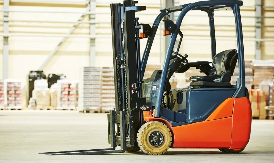 Akumulatorowe wózki a tradycyjne: porównanie kosztów eksploatacji