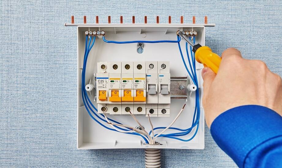 Jakie są etapy realizacji zleceń elektrycznych w specjalistycznej firmie?