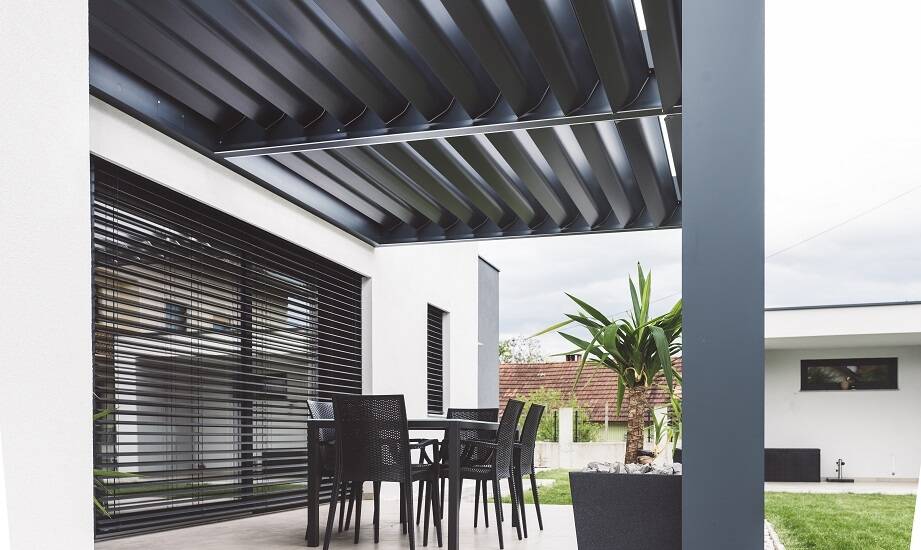 Komfort odpoczynku na tarasie dzięki przyściennej pergoli tarasowej