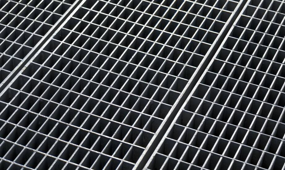 Techniczne aspekty montażu krat pomostowych w trudnych warunkach