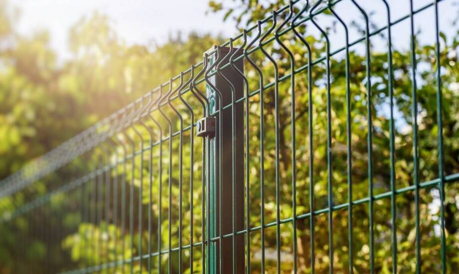 Wie beeinflusst der Prozess der Feuerverzinkung die Haltbarkeit von Zäunen?