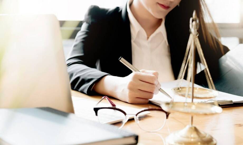 Jak prawna kancelaria analizuje przypadki w oparciu o aktualne przepisy prawa?