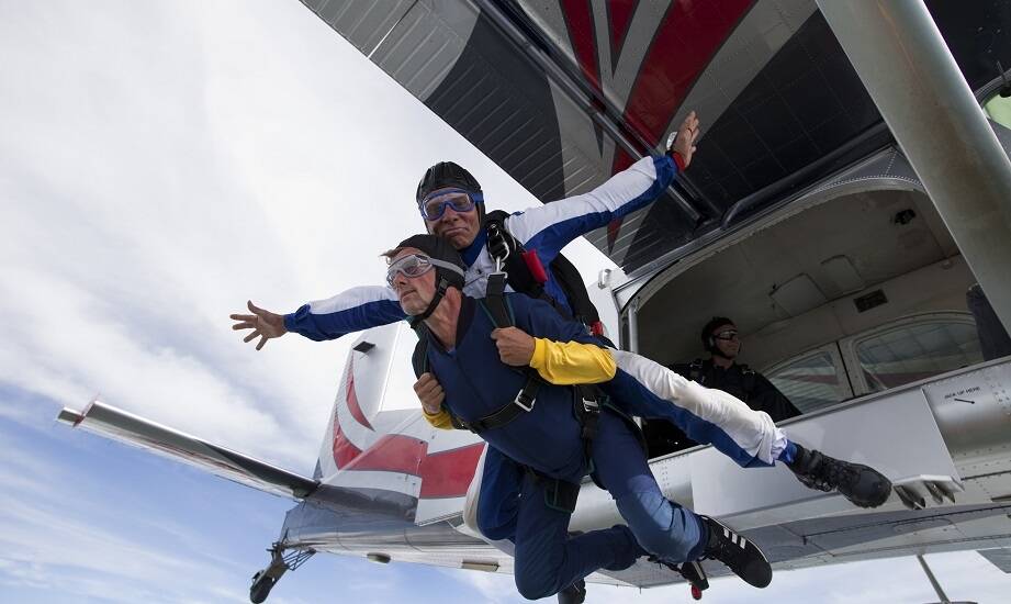 Jak bezpiecznie rozpocząć przygodę z kursami spadochronowymi?