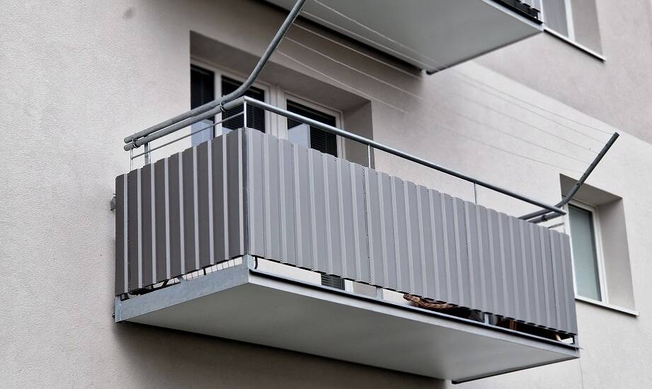 Jak przygotować balkon do montażu opierzenia?