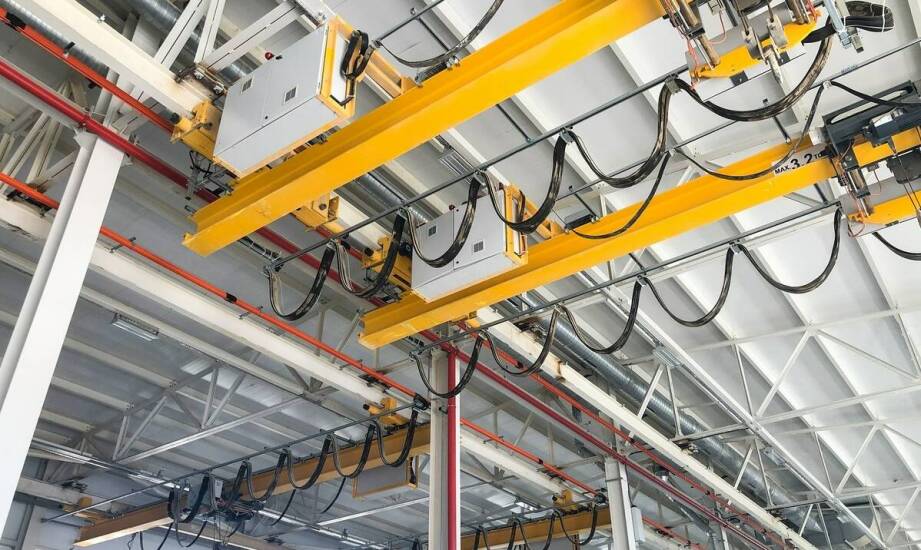 Wykorzystanie halowych suwnic w transporcie wielkogabarytowych ładunków