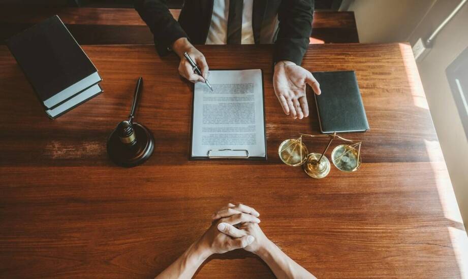 Adwokat jako obrońca z urzędu: kiedy można liczyć na pomoc z jego strony?