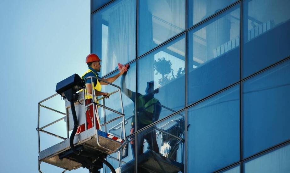 Jak regularne mycie okien może poprawić energetyczną efektywność budynku?