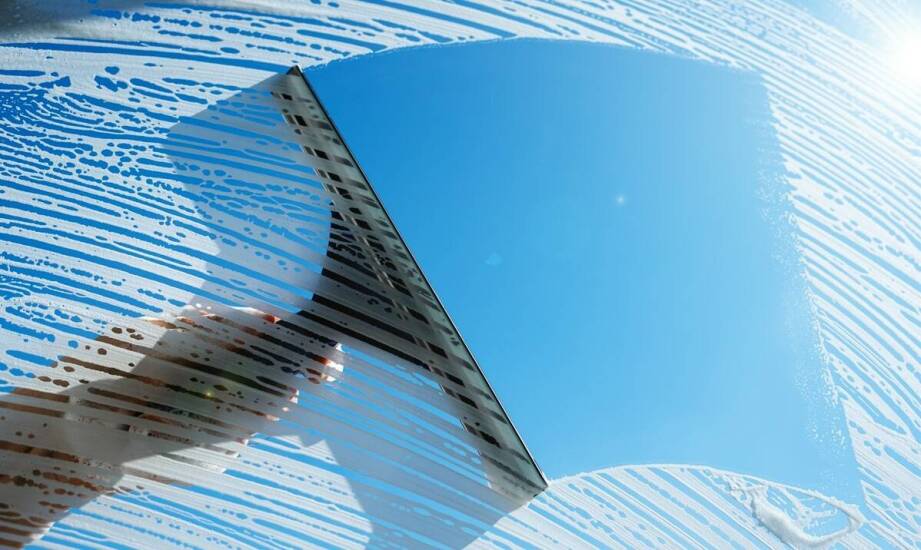 Jakie są etapy profesjonalnego mycia okien w domach?