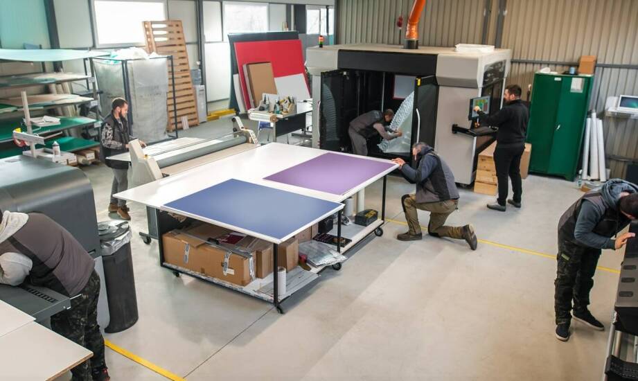 Nowoczesne technologie wykorzystywane przy produkcji tablic reklamowych