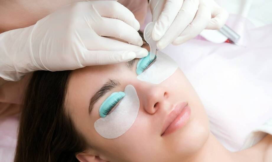 Przedłużanie rzęs a oczekiwania klientek – jak dostosowujemy ofertę?