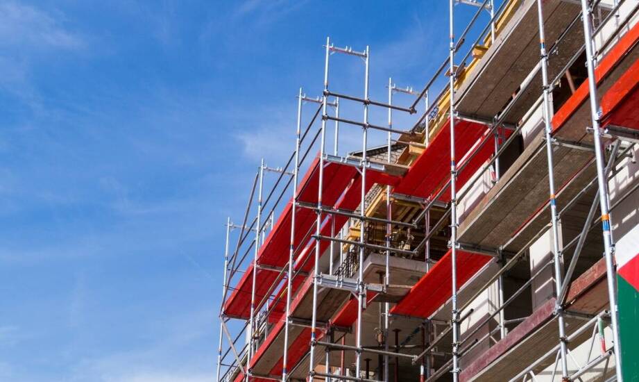 Wynajem kontenerów na odpady jako element logistycznego planowania budowy