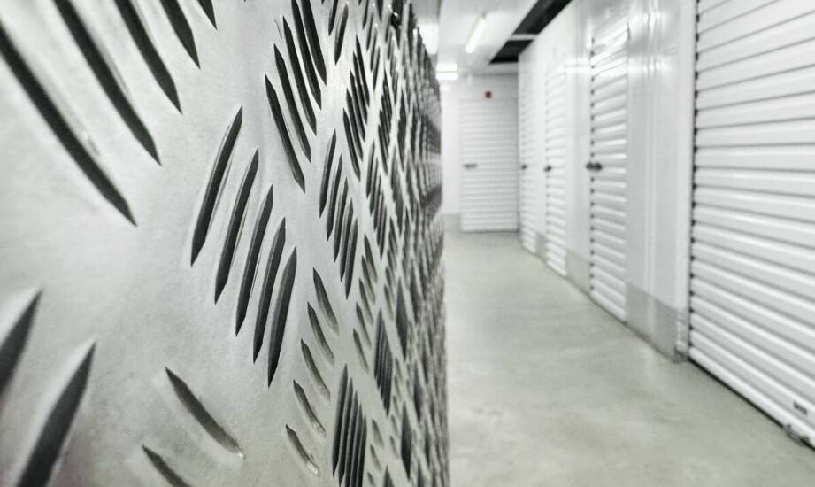 Dziurkowana blacha jako dekoracyjny element w projektach wnętrz