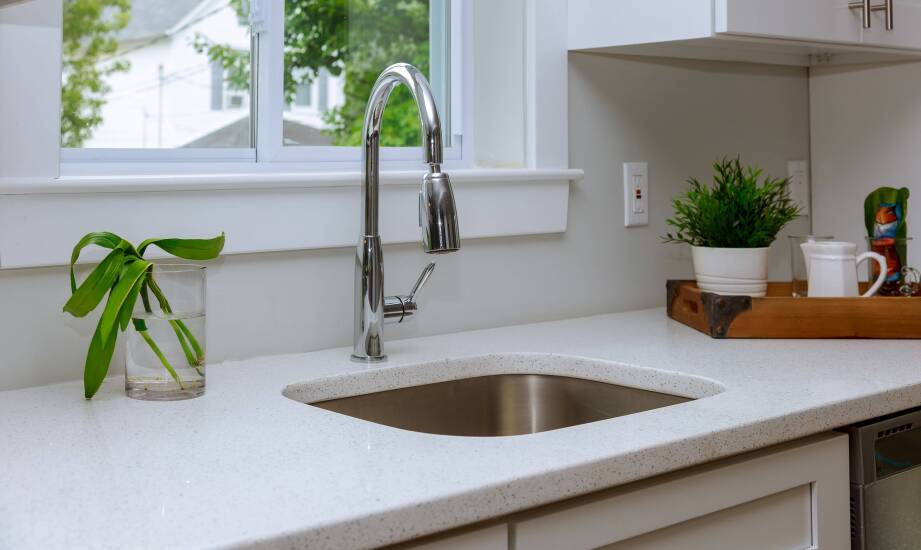 Czym wyróżniają się kuchenne blaty z kwarcytu na tle innych materiałów?