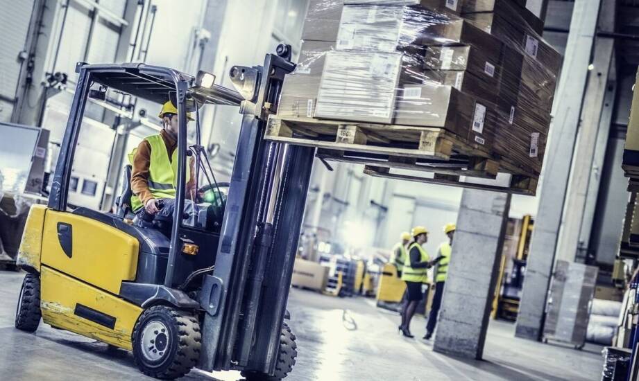 W jaki sposób wynajem widłowych wózków wpływa na optymalizację przestrzeni magazynowej?