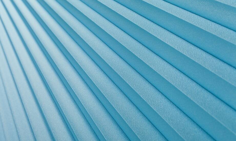 Praktyczne rozwiązanie dla trudnych przestrzeni – plisy na skośne okno