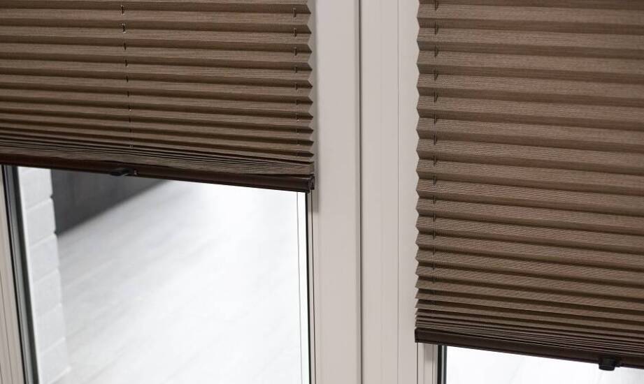 Zalety montażu plis na wymiar w nowoczesnych przestrzeniach