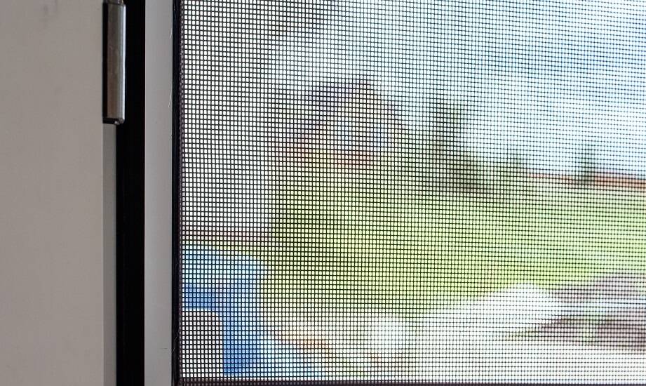 Personalizacja rolowanych moskitier na balkonowe okna – co warto wiedzieć?