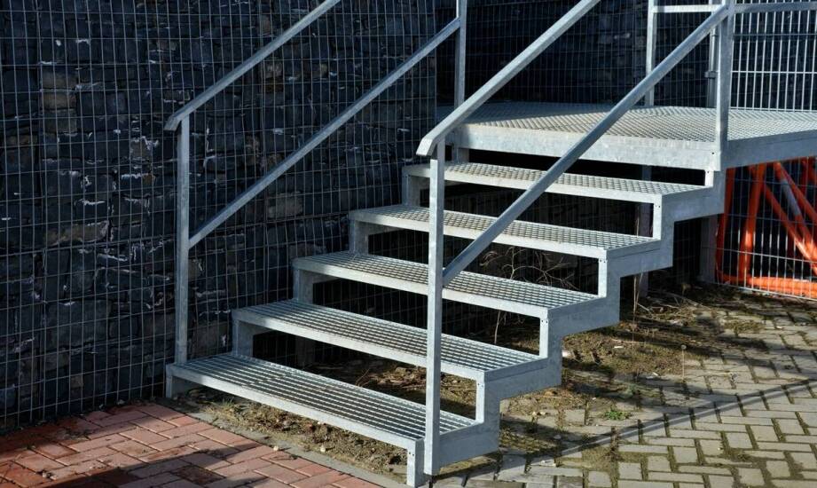 Welche Materialien dominieren in der Produktion von Metalltreppen?