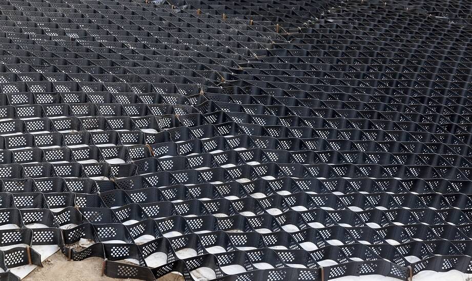 Geokrata na parkingu: jakie cechy decydują o jej popularności w budownictwie?
