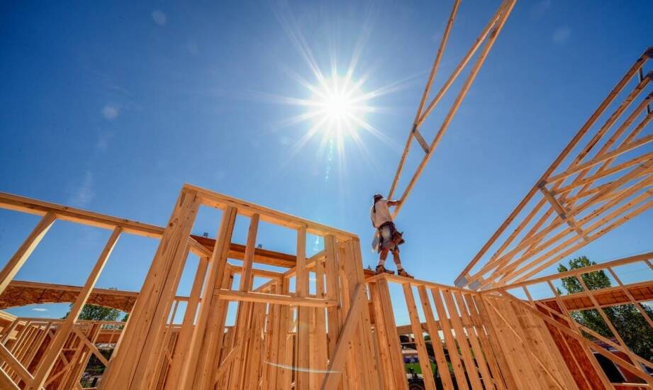 Prefabrykowana dachowa więźba a redukcja kosztów budowy i czasu realizacji