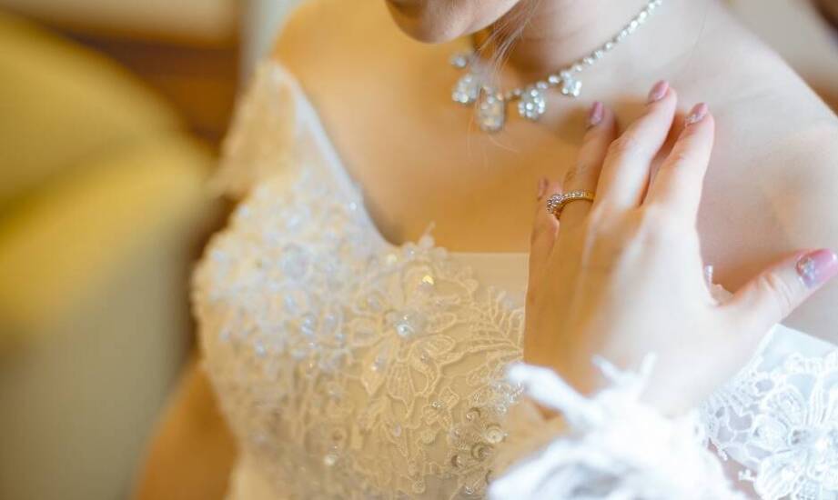 Jakie welony i biżuteria są dostępne w ofercie sukni ślubnych w Kępnie?