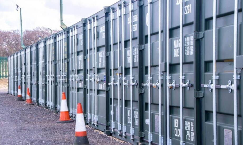 Effektiver Schutz von Schüttgütern dank Abrollcontainer mit Plane