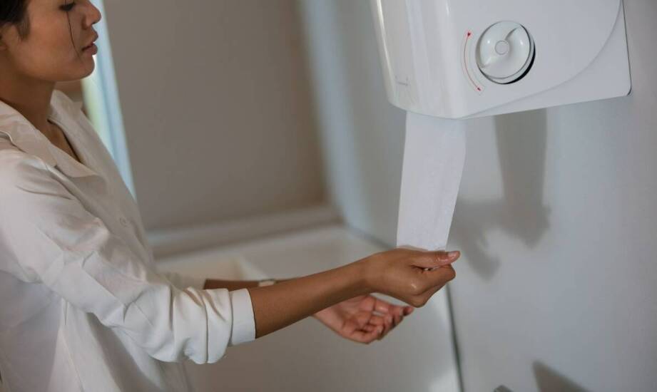 Jakie innowacje czekają na rynku podajników do papierowych ręczników?