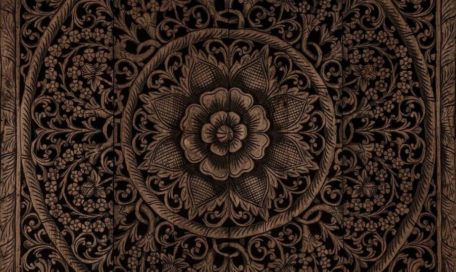 Ręcznie zdobione detale w kolonialnych szafach – jak je wyeksponować?