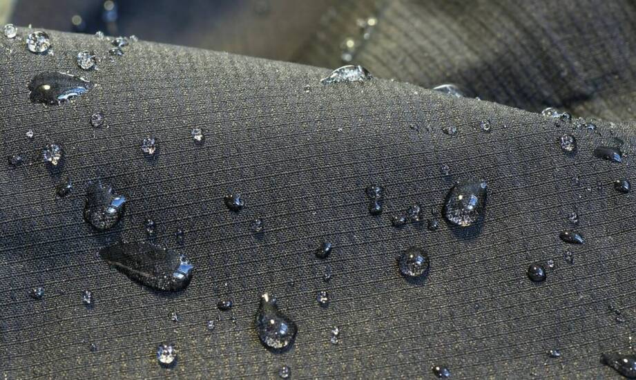 Nowoczesne technologie w produkcji męskich kurtek żeglarskich – co warto wiedzieć?