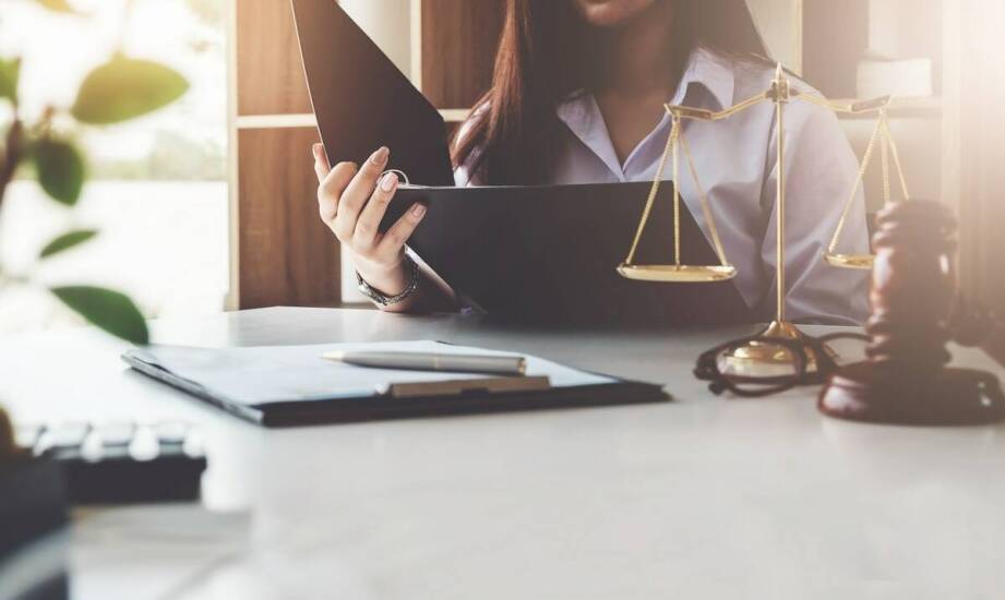 Znaczenie adwokata przy ustalaniu zastępczej rodziny dla dziecka