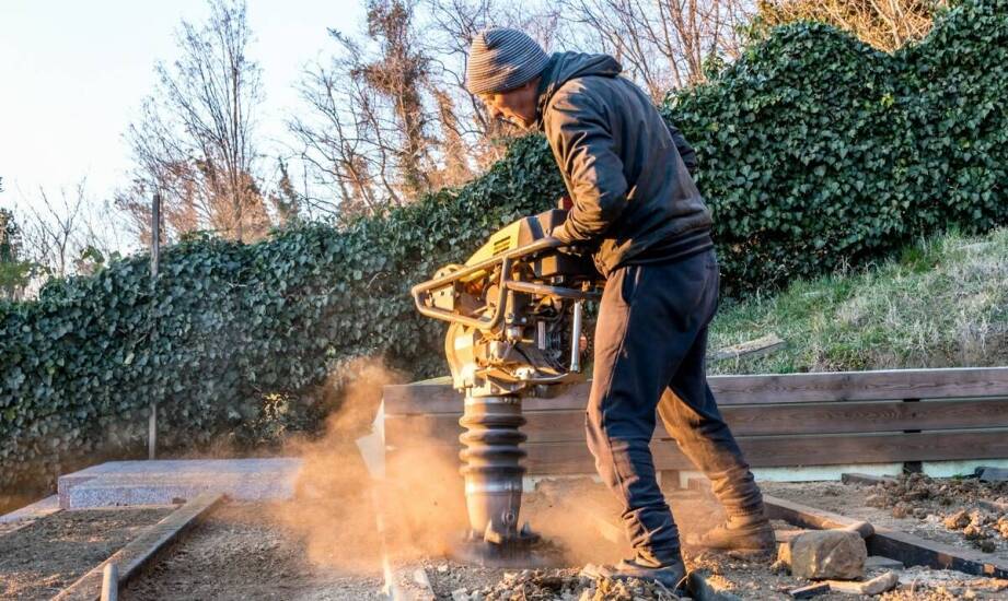 Jakie są najczęstsze błędy podczas użytkowania zagęszczarki do gruntu i jak ich unikać?