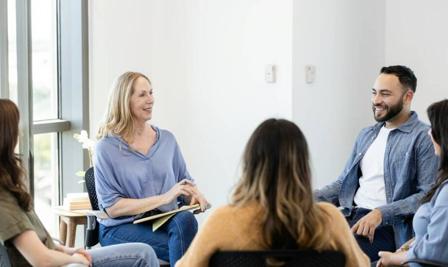 Jak psychoterapia pomaga młodzieży w budowaniu pewności siebie?