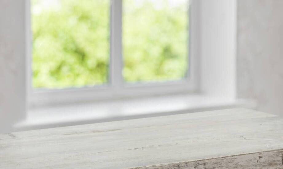 Wpływ lakierów do drewna na estetykę i kolorystykę drewnianych dachowych pokryć