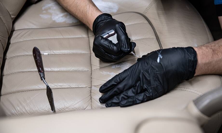 Naprawa samochodowej tapicerki – jak uniknąć kosztownej wymiany wnętrza auta?