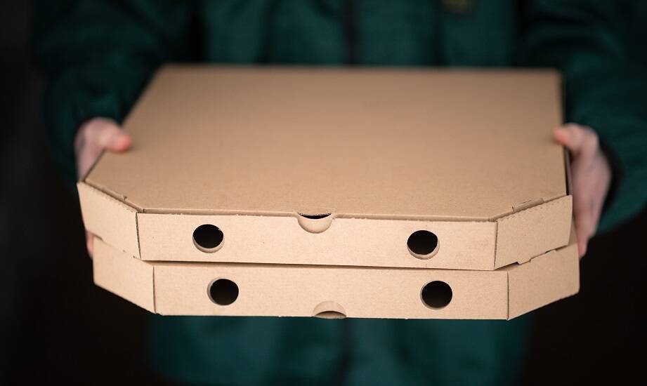 Porównanie kosztów produkcji różnych typów opakowań do pizzy