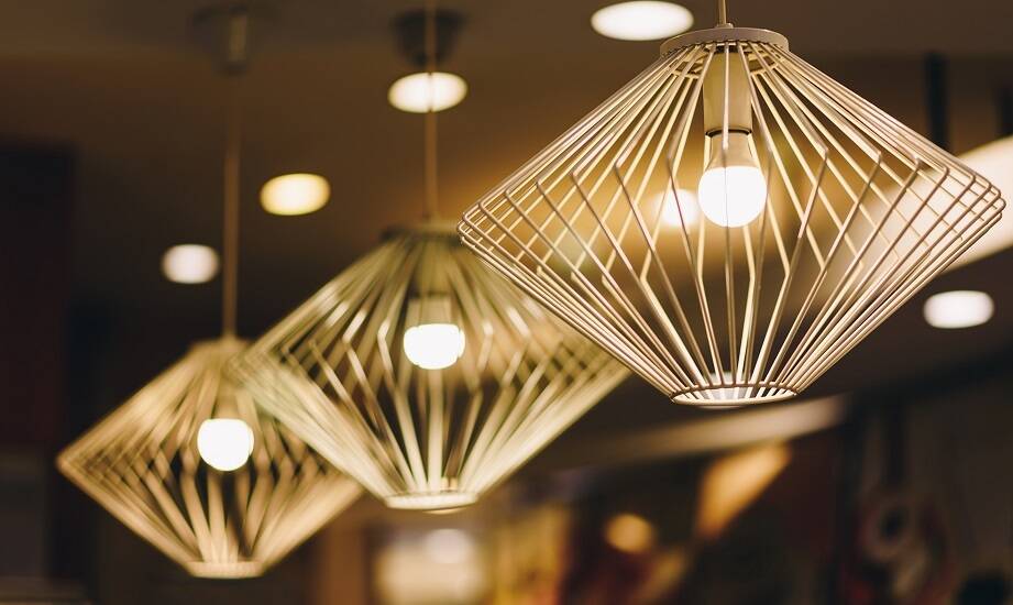 Rola wiszących lamp w tworzeniu eleganckiej atmosfery w restauracjach