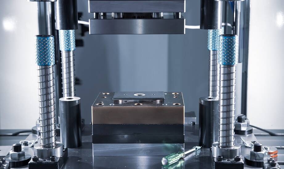 Wpływ hydraulicznej praski na efektywność i szybkość produkcji metalowej