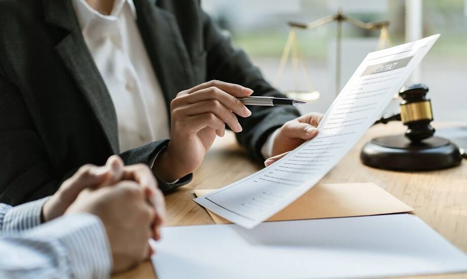 Jakie wyzwania stoją przed firmami w kontekście opiniowania umów?