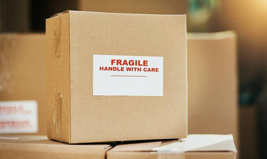 Jakie są najważniejsze funkcje ostrzegawczych etykiet na paczkach?