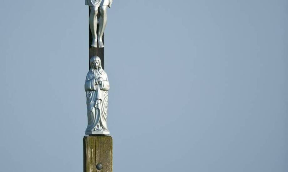 Jak dostosować projekt krzyża do specyfiki miejsca pochówku?