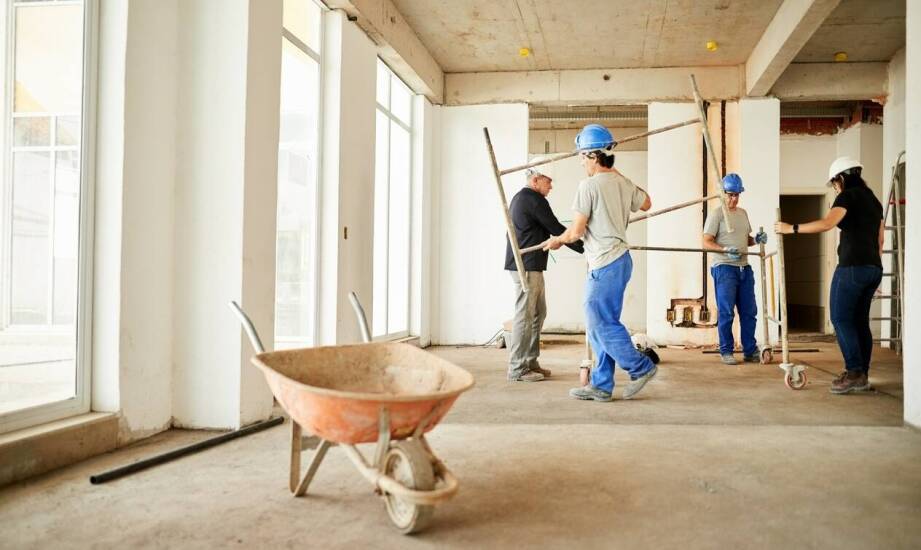 Wynajem maszyn do prac wykończeniowych – co warto wiedzieć przed podjęciem decyzji?