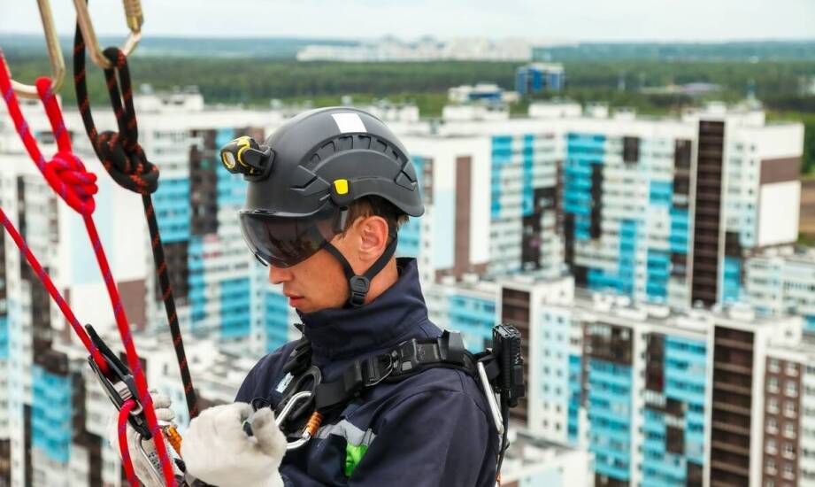 Wysokiej jakości alpinistyczny sprzęt a skuteczność prac na wysokości