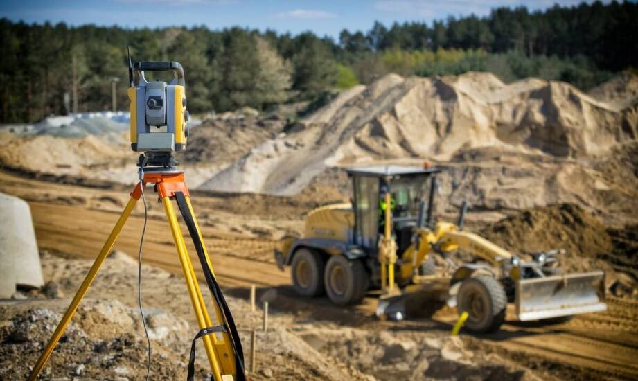 Zalety wynajmu optycznych i laserowych niwelatorów dla precyzyjnych pomiarów