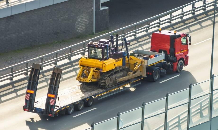 Jak dostosować pojazdy do specyficznych wymagań przy przewozie maszyn?