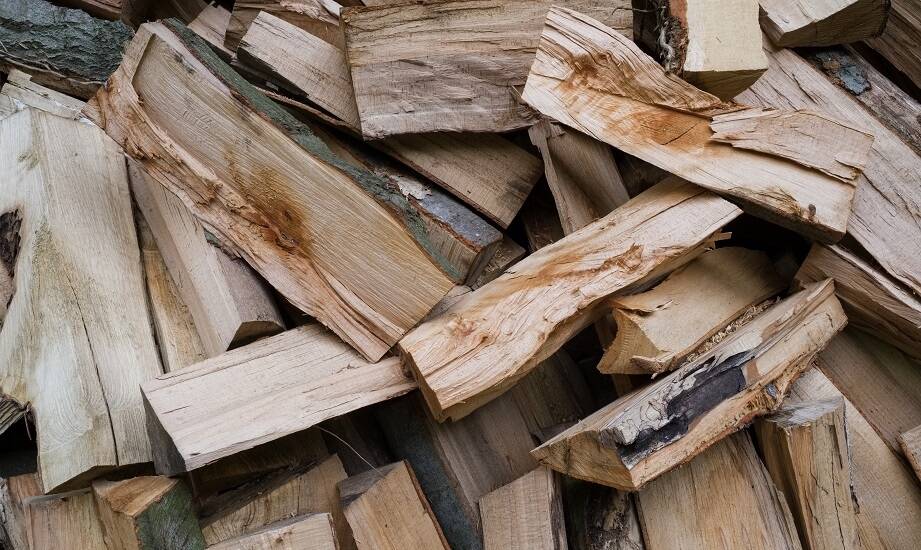 Jakie gatunki drewna opałowego oferują najlepszy stosunek jakości do ceny?