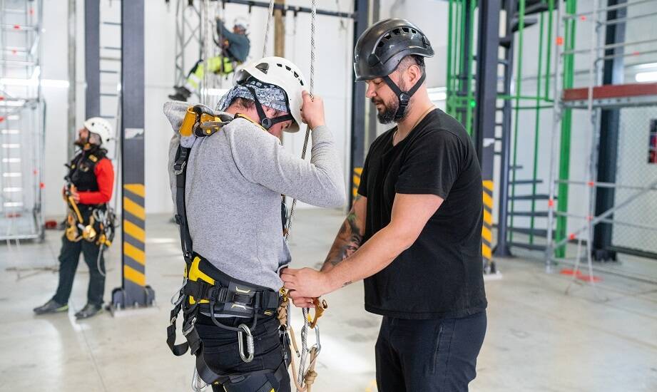Szkolenia wysokościowe a rozwój technologii w pracach alpinistycznych